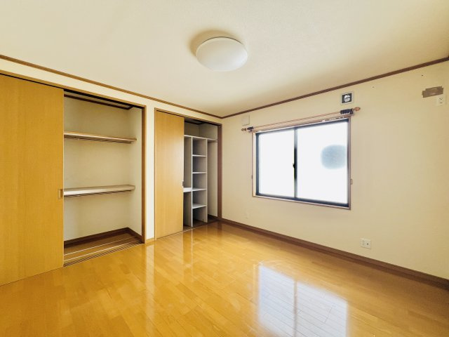 太田市城西町の洋室|玄関とリビングを繋ぐ洋室は、動線も便利♪