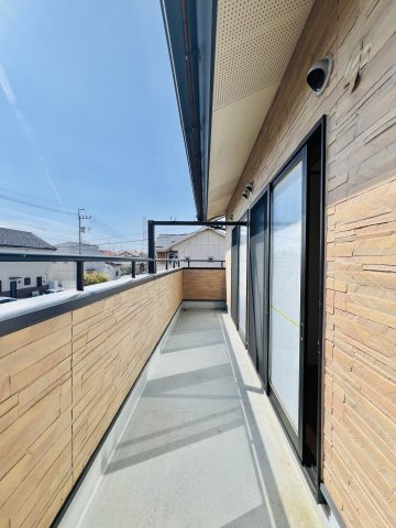太田市城西町のバルコニー|日当たりも良好なバルコニーは、２部屋から行き来できます◎
