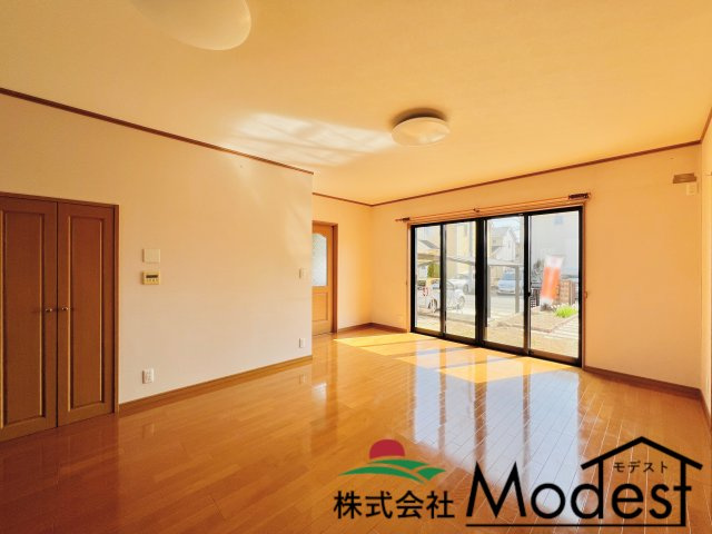 太田市城西町の居間・リビング|大きな窓から明るい日差しが差し込むリビング♪