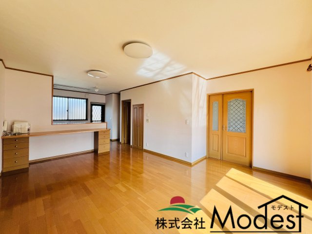 太田市城西町の居間・リビング|お家の中心位置するリビングは、ご家族も自然と集まる空間に♪