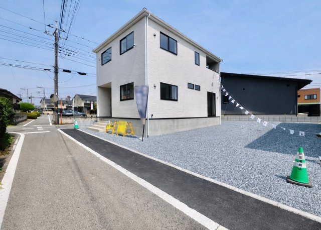 太田市新田木崎町の前面道路含む現地写真|間口も広く駐車も楽々♪