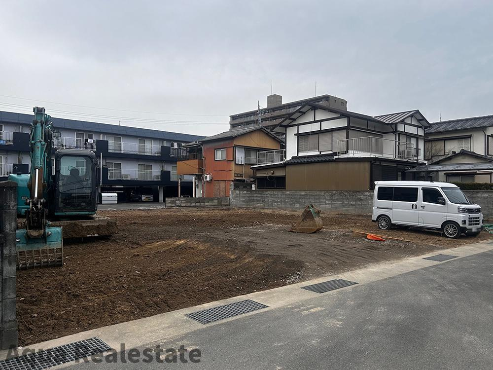 オール電化デザイナーズハウス八万町千鳥建売⑤の駐車場|前面道路含む現地写真です