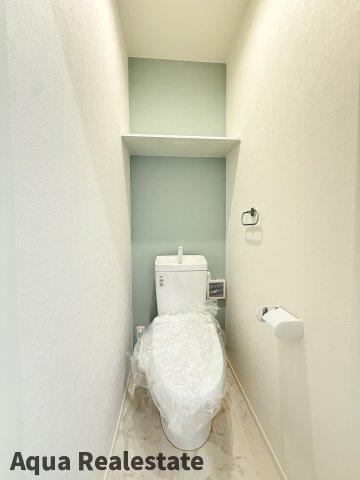 オール電化デザイナーズハウス八万町千鳥建売⑤のトイレ|シャワー洗浄機能付きのトイレは、清潔感が印象的な空間ですね。