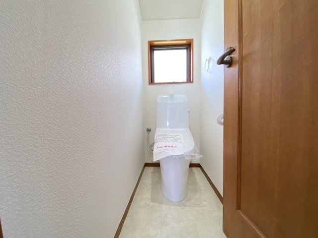 富岡西3丁目のその他|１階トイレはシンプルイズベスト！明かり鳥の開閉する小窓は通気性も◎