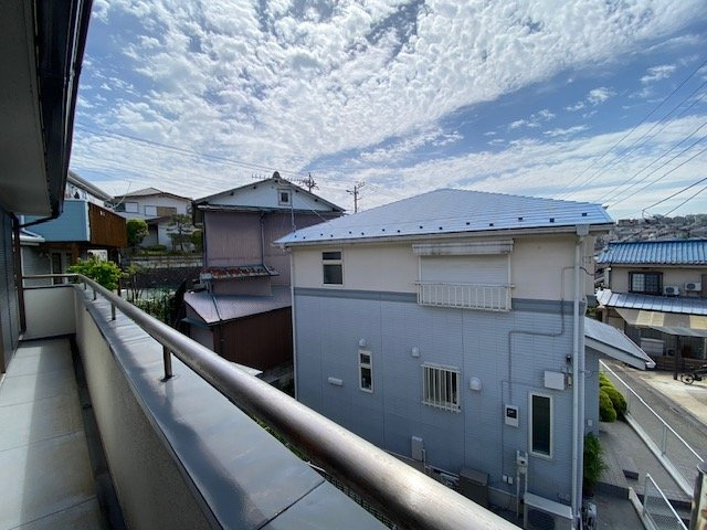富岡西3丁目の展望|南向き陽当り良好のバルコニー、晴れた日は青空が広がり、夜には大きな月が現れる素敵な場所です。