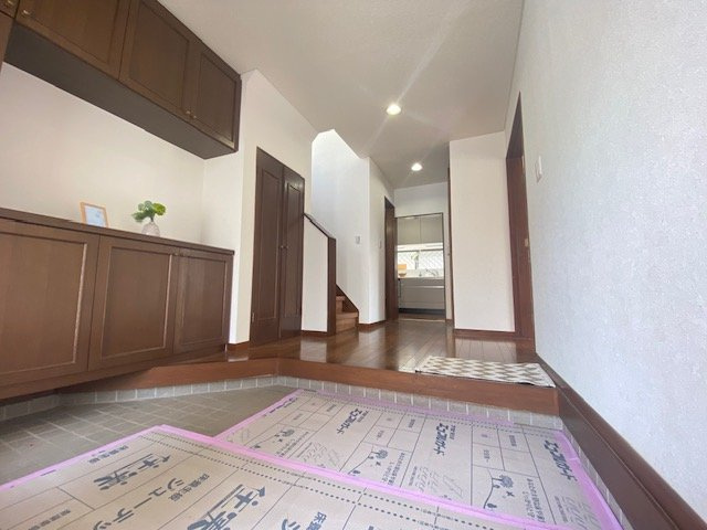 富岡西3丁目の玄関|忙しい朝に家族みんなで一斉に出発できそうな広い玄関！
