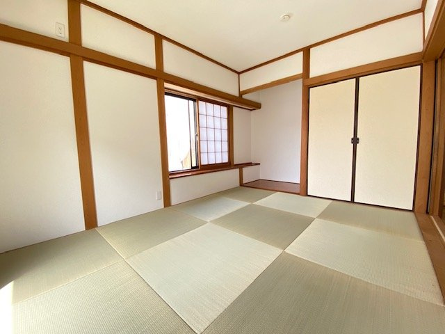 富岡西3丁目の和室|洗練された縁なし畳、エアー感ある和空間、客室としてのご利用もいかがでしょうか。