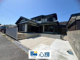 【外観】 | 宇部市大字西岐波中古住宅／5LDK・2階建 | 明るい日差しが差し込む現地。車もゆったり駐めることができます。ぜひ現地をご覧ください。

