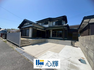 【外観】 | 宇部市大字西岐波中古住宅／5LDK・2階建 | 明るい日差しが差し込む現地。車もゆったり駐めることができます。ぜひ現地をご覧ください。
