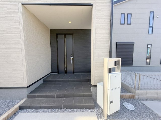三郷市彦糸　新築戸建　全5棟　4号棟のエントランス|不在時に便利な宅配BOX完備
