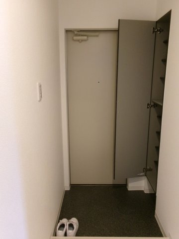 ジーメゾン大久保リベイルの玄関