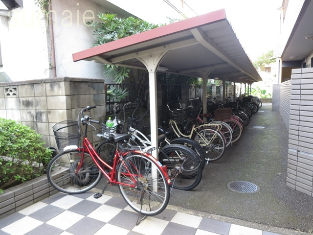 ラポール７番館のその他共用部分|屋根付き駐輪場あります♪
