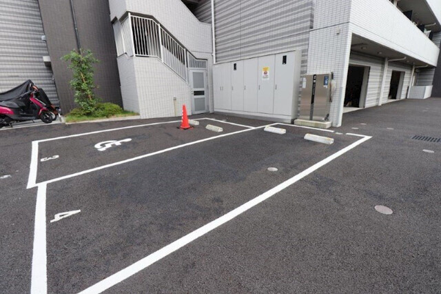 GENOVIA墨田八広skygardenの駐車場