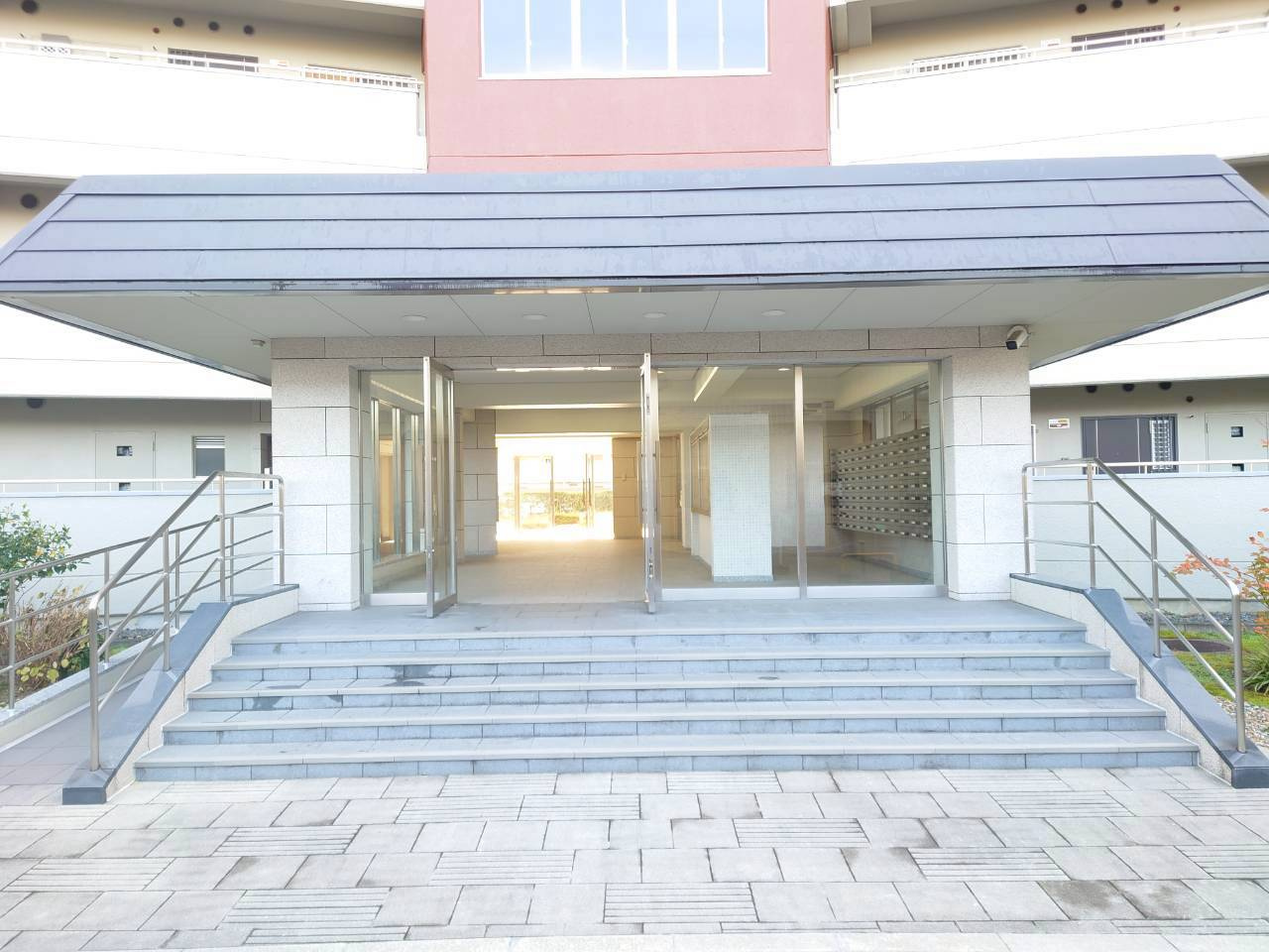 ◆近鉄京都線『向島』駅徒歩８分◆陽当たり良好◆高層階◆向島ニュータウン第三街区G棟のエントランス|エントランス