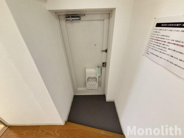鶴山台30号棟の玄関