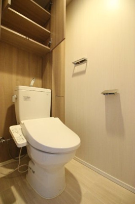 【トイレ】 | つくばグランヴィラ　エアリーヴィラ | トイレ周りに備品の収納に便利な収納棚がうれしいです。
