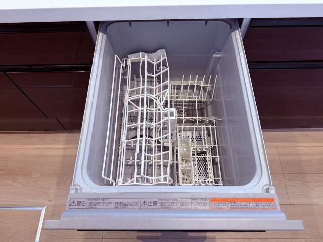 【キッチン】 | 練馬区谷原５丁目　中古戸建て | 手洗いの負担を軽減し、毎日の家事を助ける便利な食洗機です