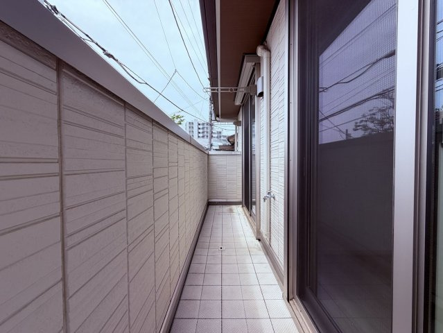 【バルコニー】 | 練馬区谷原５丁目　中古戸建て | 陽当たりと風通しに恵まれた、開放感あるバルコニーです