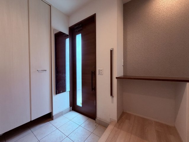 【玄関】 | 練馬区谷原５丁目　中古戸建て | 収納も備えた玄関で、すっきりとした印象と使いやすさが魅力です