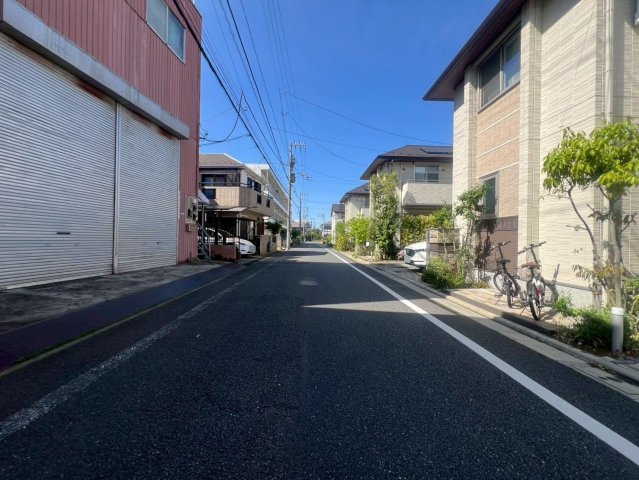 【前面道路含む現地写真】 | 練馬区谷原５丁目　中古戸建て | 見通しの良い前面道路で、車の出入りや移動もスムーズです