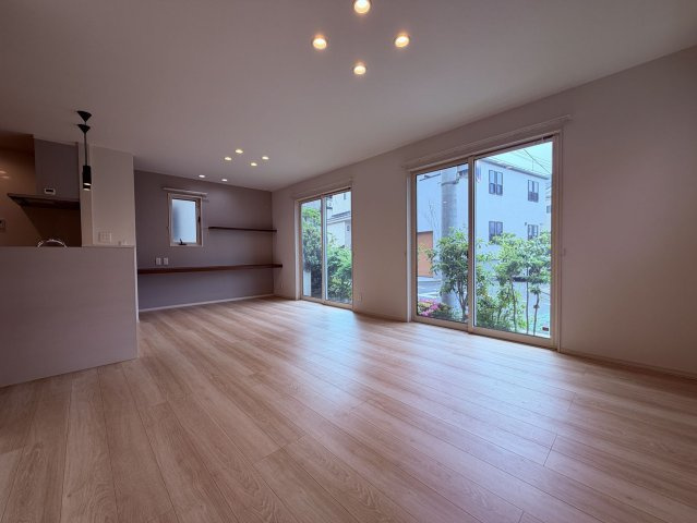 【居間・リビング】 | 練馬区谷原５丁目　中古戸建て | 陽光がたっぷり差し込む、明るく開放的で心地よいLDKです
