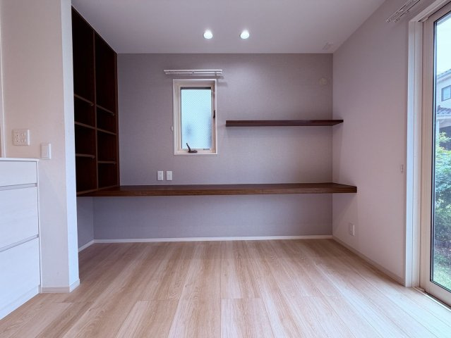 【居間・リビング】 | 練馬区谷原５丁目　中古戸建て | カウンター付きLDKで、お子様の学習や作業スペースにも便利