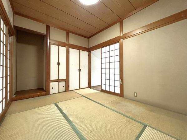【全居室6帖以上】高知市十津3丁目　中古一戸建ての和室|1階和室。客間としても、お子様のプレイルームとしても重宝する独立和室