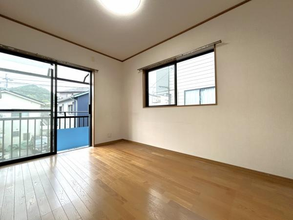 【全居室6帖以上】高知市十津3丁目　中古一戸建ての洋室|２階南側洋室。陽当り・通風良好な洋室。バルコニーに面しており洗濯物も楽々♪