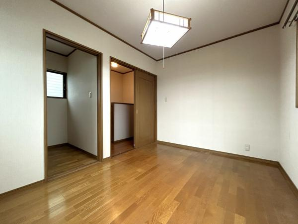 【全居室6帖以上】高知市十津3丁目　中古一戸建ての洋室|２階北側洋室。家具の配置がしやすい形。クローゼット完備で収納力も確保！