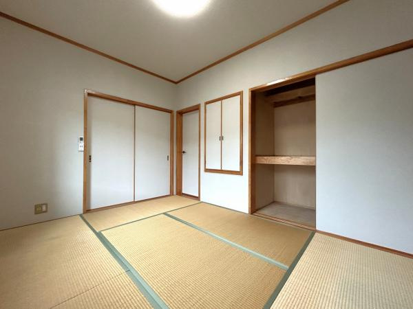 【全居室6帖以上】高知市十津3丁目　中古一戸建ての和室|２階南側和室。暖かな陽差しが届く和室。大容量の押入付きでスッキリ片付きます！