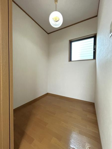 【全居室6帖以上】高知市十津3丁目　中古一戸建ての収納|2階納戸。季節物の収納はもちろん、リモートワーク用の書斎としても活用可能です◎