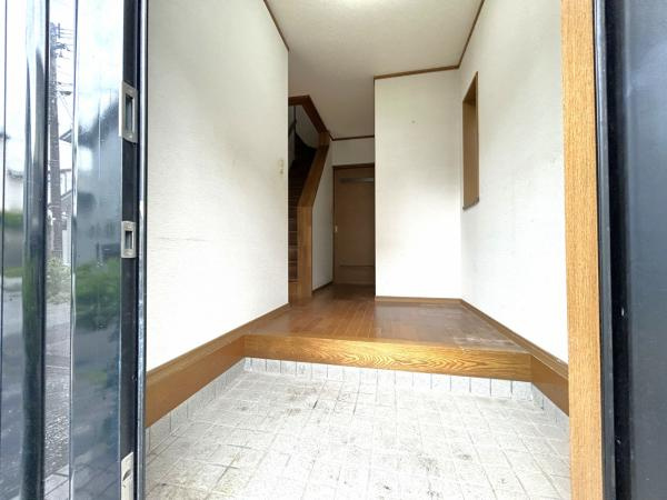 【全居室6帖以上】高知市十津3丁目　中古一戸建ての玄関|ゆとりある玄関スペース！