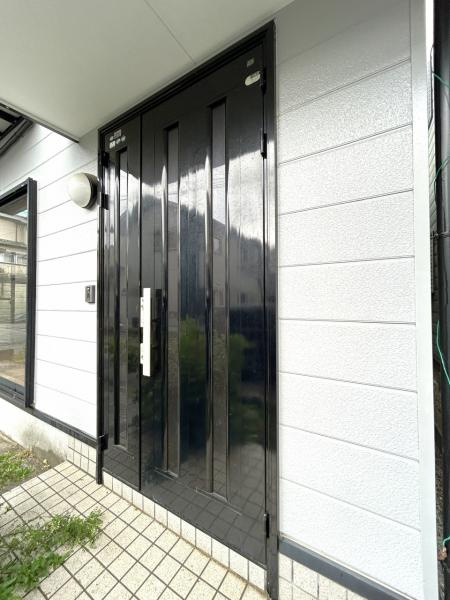 【全居室6帖以上】高知市十津3丁目　中古一戸建ての玄関|重厚感のある玄関扉