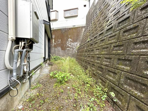 【全居室6帖以上】高知市十津3丁目　中古一戸建ての庭|建物裏手には物置を設置できるゆとりがあります