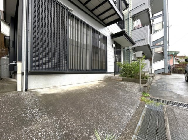 【全居室6帖以上】高知市十津3丁目　中古一戸建てのその他|段差が少なく歩きやすいアプローチ。毎日の出入りも快適です