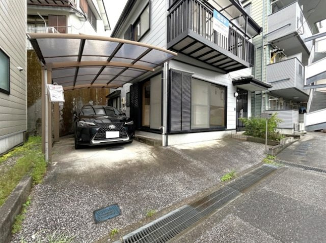 【全居室6帖以上】高知市十津3丁目　中古一戸建ての駐車場|屋根付き駐車場完備。雨の日のお買い物も安心です◎