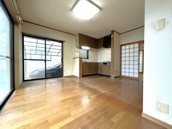 【全居室6帖以上】高知市十津3丁目　中古一戸建てのダイニング|2面採光で明るく開放的な広々リビング