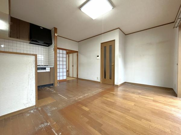 【全居室6帖以上】高知市十津3丁目　中古一戸建てのダイニング|奥行きのあるリビングスペース