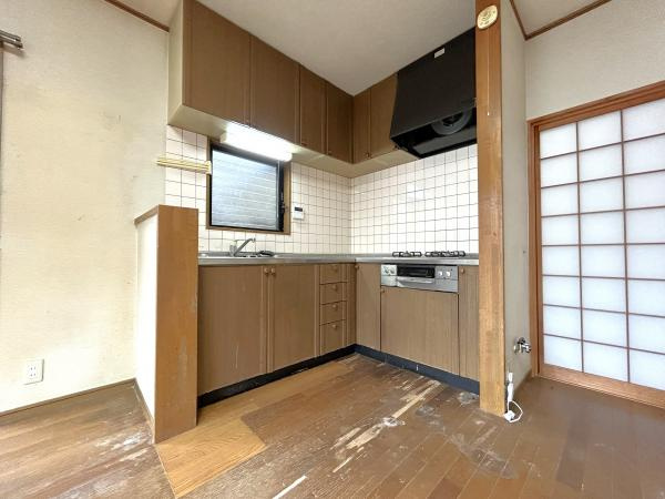 【全居室6帖以上】高知市十津3丁目　中古一戸建てのキッチン|収納豊富なL字型！家事動線を考慮した使い勝手の良さ