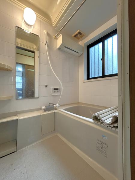 【全居室6帖以上】高知市十津3丁目　中古一戸建ての浴室|窓付きで換気良好。一日の疲れを癒すゆったりバスタイム♪