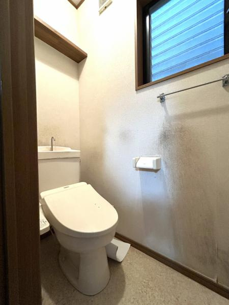 【全居室6帖以上】高知市十津3丁目　中古一戸建てのトイレ|窓があり明るいトイレ