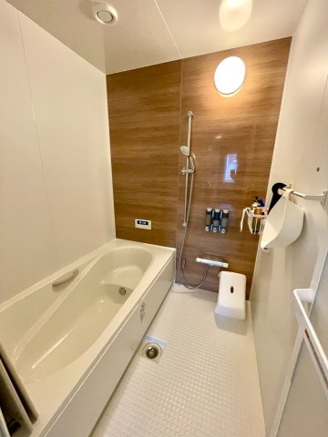 発寒8条14丁目　一戸建ての浴室|ゆったり浸かれる一坪バス、安全性のあるベンチ浴槽タイプで半身浴も可能