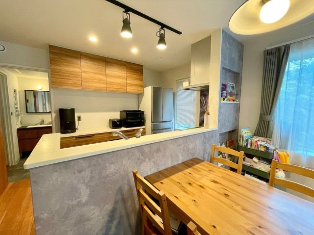 発寒8条14丁目　一戸建てのキッチン|おしゃれなニッチのあるダイニングスペース、間接照明があるおしゃれ空間