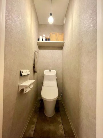 発寒8条14丁目　一戸建てのトイレ|落ち着いた色合いのクロスと、深みのある色調のフロアが調和した、おしゃれで上品なトイレ空間