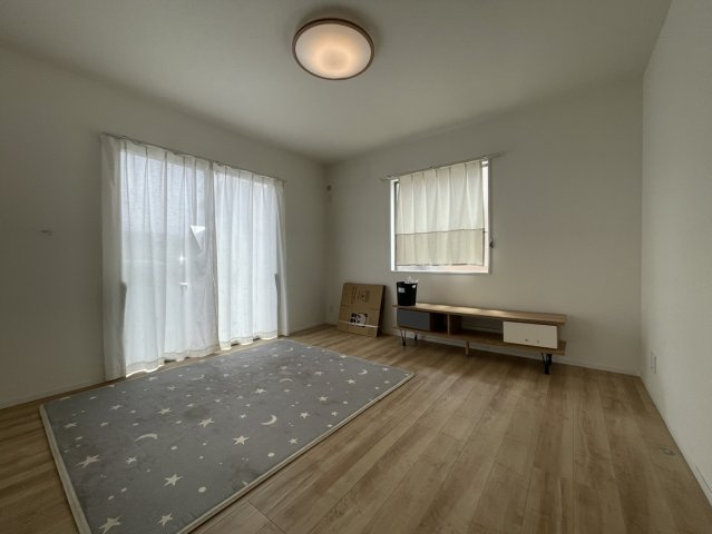 高岡町戸建ての居間・リビング|南向きの明るい2面採光のリビングです♪