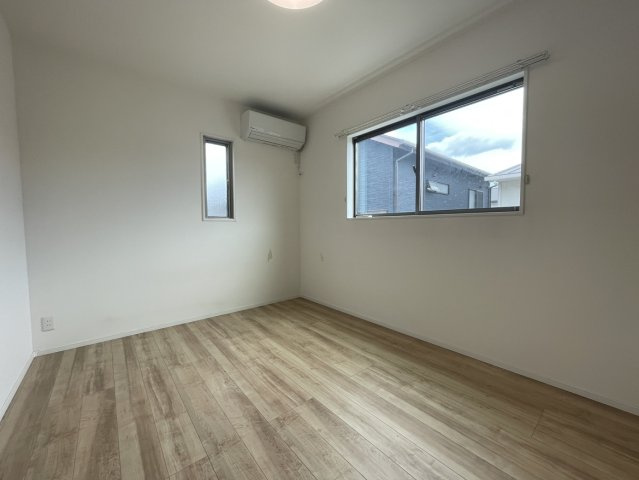 高岡町戸建ての洋室|2階6帖の洋室。