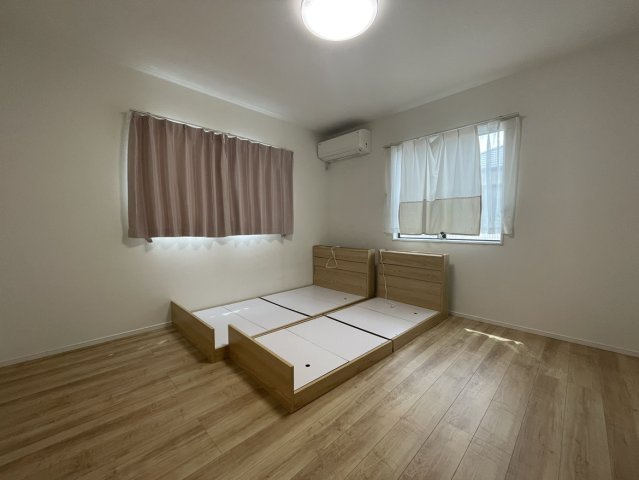 高岡町戸建ての洋室|2階8帖の洋室。2面採光の風通しの良いお部屋です。さらにはWICも完備されています。