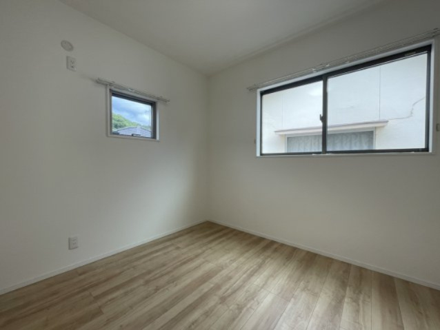 高岡町戸建ての洋室|2階4.5帖の洋室。2面採光の明るいお部屋です。