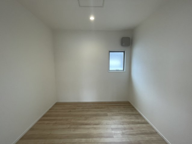高岡町戸建ての収納|約4.5帖のWIC。
