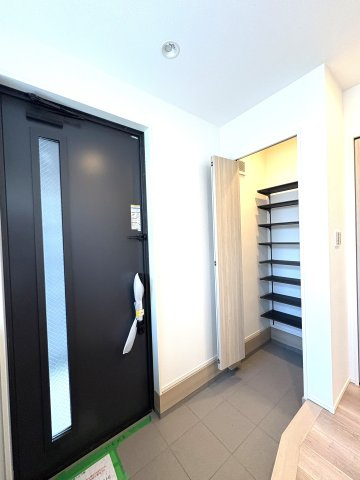 FAMILY GREEN TERRACE — 辻堂、家族時間が育つ家の玄関
